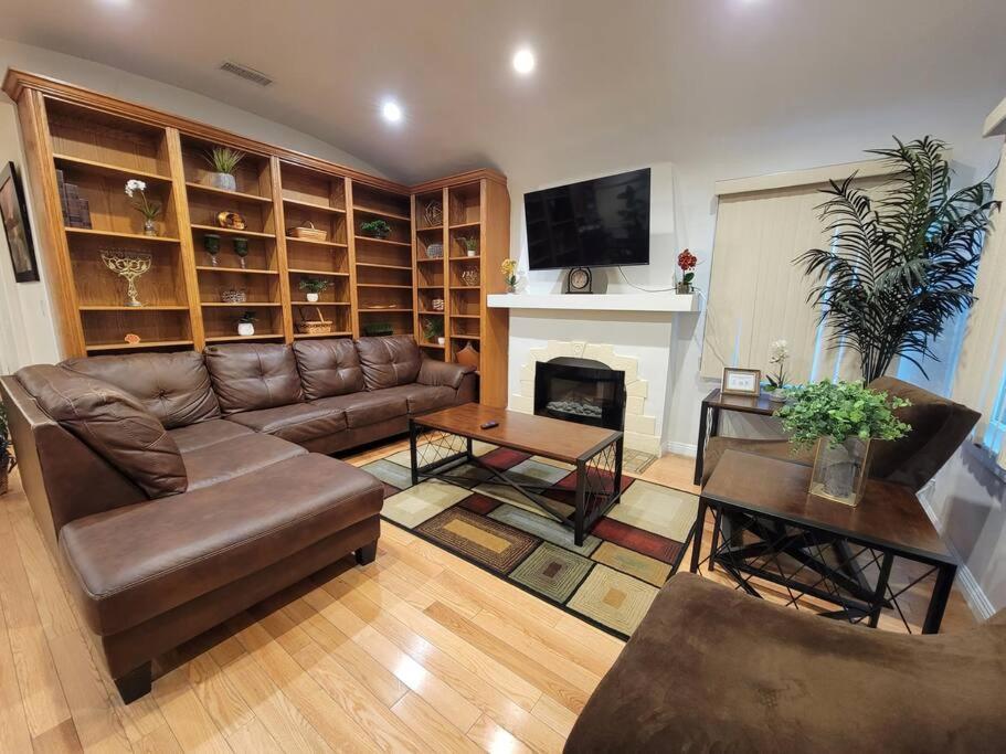 Luxury And Spacious 5 Bedroom Private House By Melrose Wifi Tv Backyard Free Parking Close To The Grove Hollywood Walk Of Fame Ferienhaus