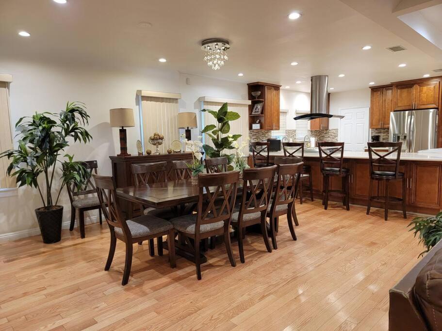 Ferienhaus Luxury And Spacious 5 Bedroom Private House By Melrose Wifi Tv Backyard Free Parking Close To The Grove Hollywood Walk Of Fame